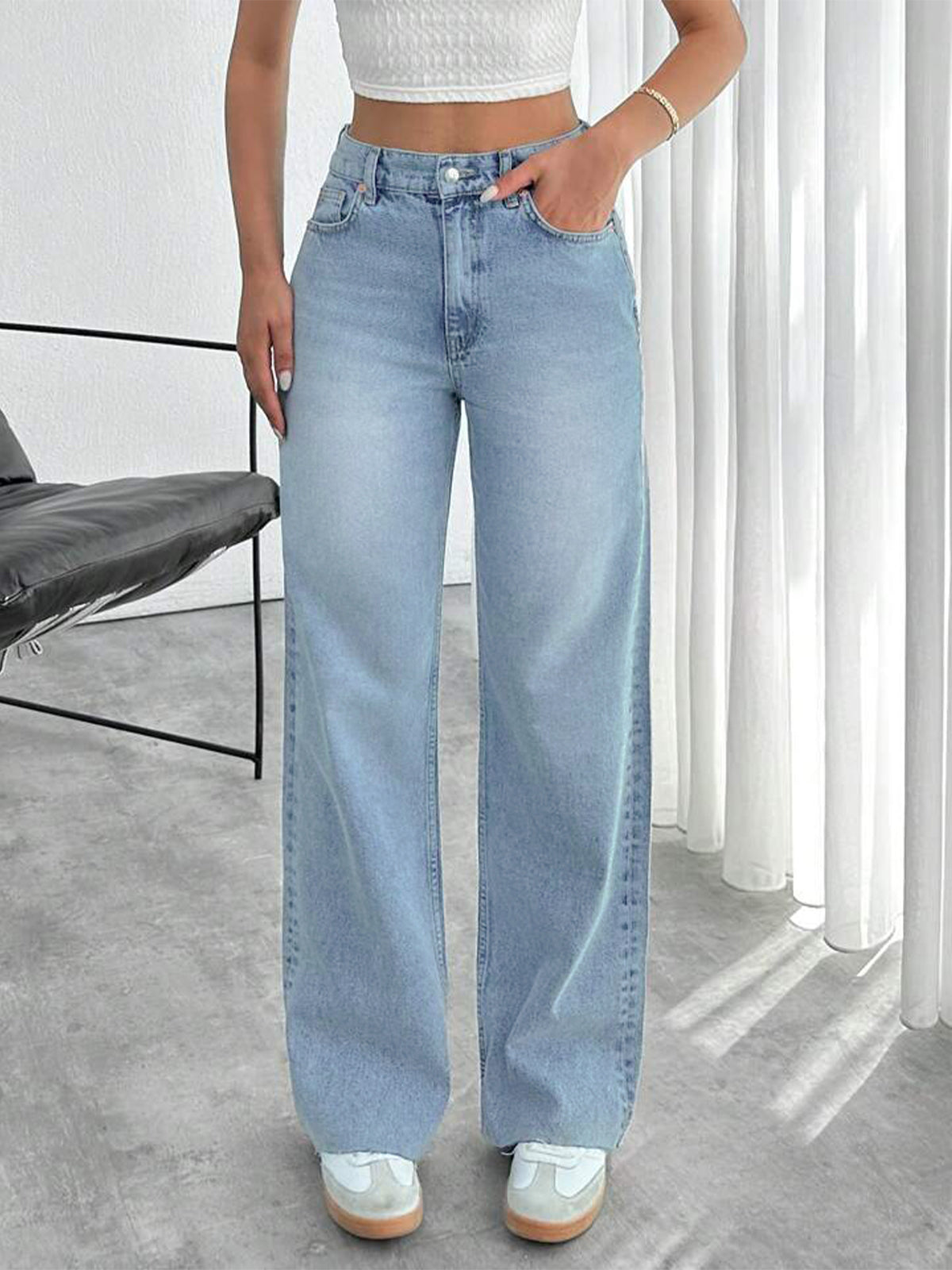 Light Washed Raw Hem Straight Fit Jeans